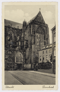 606347 Gezicht op de Domkerk (Domplein) te Utrecht, vanaf de Domstraat.